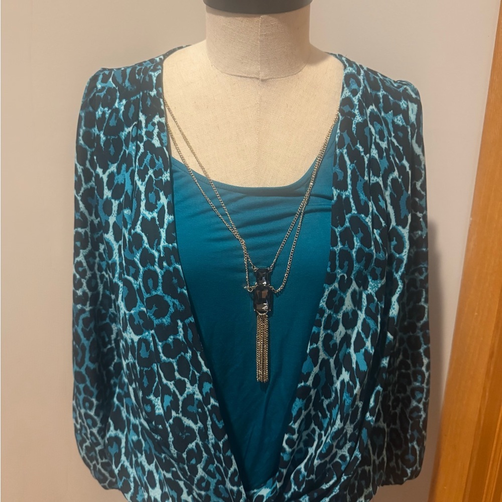 NWT - Fun Thalia Sodi Blue and Black Animal Print Top with necklace